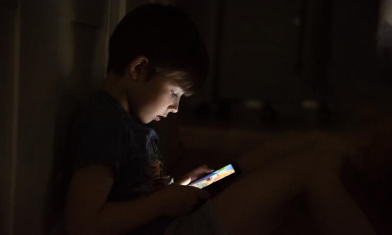 Dziecko Z Nosem W Ekranie Prawie 40 Procent Dzieci Korzysta Ze Smartfona Tabletu Lub Komputera C4b84b9, NEWSFIN