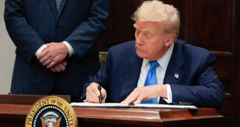 Trump Podpisa Rozporzdzenie Wykonawcze Nowe Ca Stay Si Faktem Giedy Id Na Eb Na Szyj 3fb1390, NEWSFIN