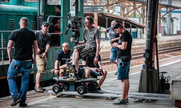 Kinowy blichtr: iluzja? Trud filmowców – długie dni, umowy śmieciowe, przyszłość bez gwarancji