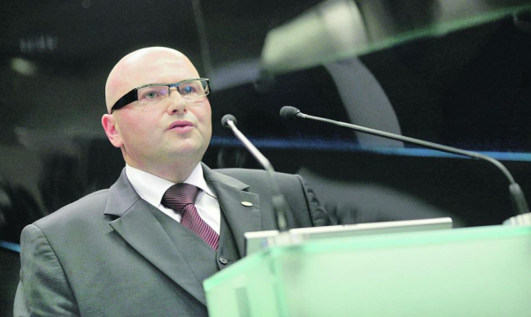 Uciekający krezus ukrywa się w Afryce. Niegdyś najzamożniejszy doktor w kraju. Cigany Miliarder Mieszka W Afryce By Najbogatszym Lekarzem W Polsce E948977, NEWSFIN
