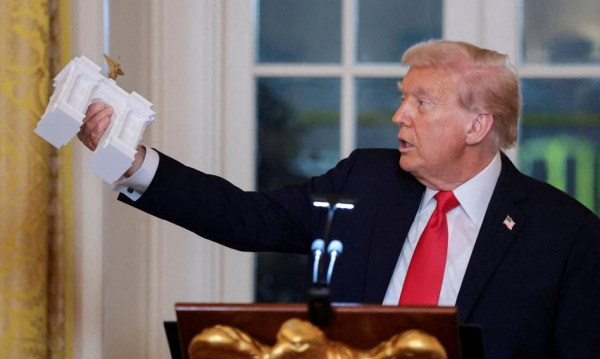 Trump Pokaza Model Uku Triumfalnego Na Jego Cze Monument Stanie W Waszyngtonie Fdaf7b6, NEWSFIN
