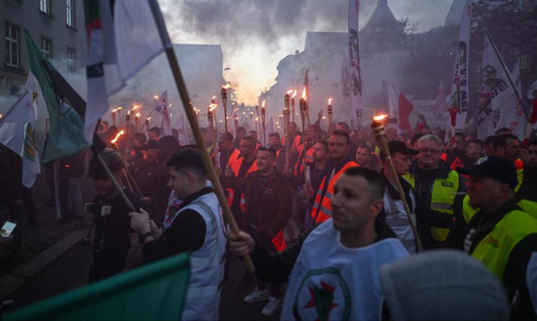 Gwiezdny pochód w Katowicach. Sprzeciw wobec „nikczemnemu” Zielonemu Porozumieniu. Marsz Gwiadzisty W Katowicach To Protest Przeciwko Zbrodniczemu Zielonemu Adowi B260b53, NEWSFIN