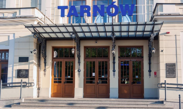 Tarnów: Masowe redukcje etatów. Legendarny producent ubrań zamyka działalność, kłopoty w sektorze energii odnawialnej. Zwolnienia Grupowe W Tarnowie Upada Kultowa Fabryka Odziey Problemy Ma Te Brana Oze D552bb1, NEWSFIN
