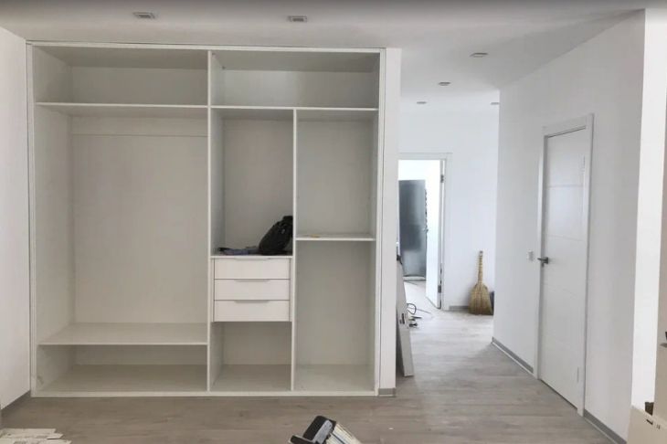 Gdzie umieścić szafkę narożną: 5 pomysłów, które sprawią, że z problemu stanie się ona ozdobą wnętrza