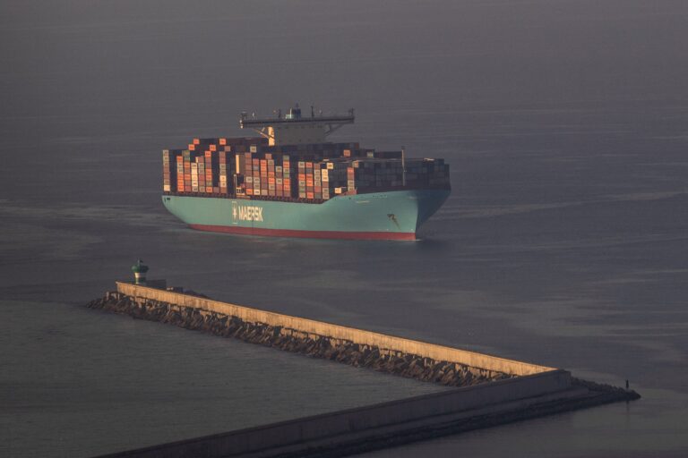 Maersk przymierza się do wznowienia żeglugi po Morzu Czerwonym. Inauguracyjna podróż po dwuletniej przerwie.