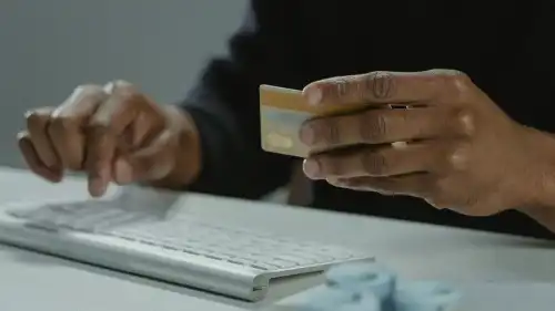 Przelali pieniądze na kartę i poprosili o zwrot pieniędzy – co jest złego w tego typu oszustwie?