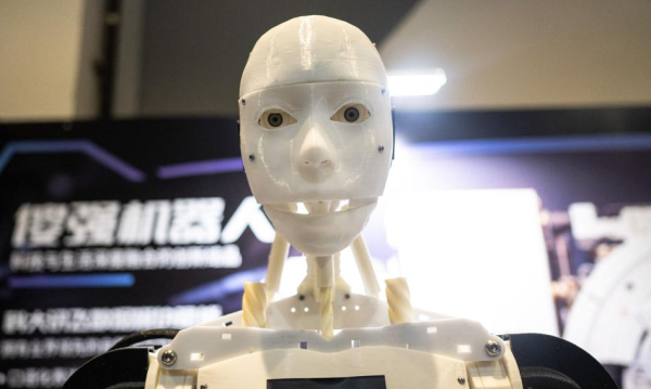 AI zmienia zasady gry. Prawie połowa firm woli praktykę od dyplomu