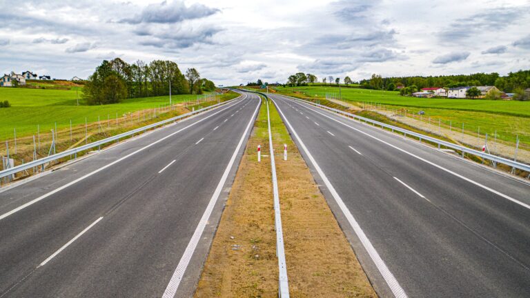 Gdzie konkretnie powstaną nowe ekspresówki w Polsce do 2026 roku? 290 km tras.