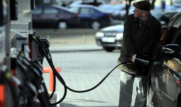 Benzyna 5,67 zł, olej napędowy taniej niż 6 zł. Sprawozdanie o cenach przed wakacjami.