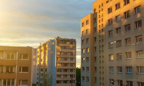 Bruksela planuje wydać miliardy na przystępne cenowo lokale. Nowa unijna inicjatywa.