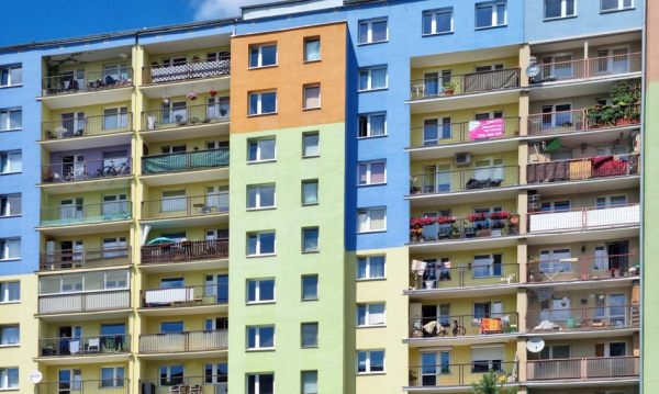 Czterocyfrowy mandat i nakaz demontażu. Skutki samowolnego remontu balkonu