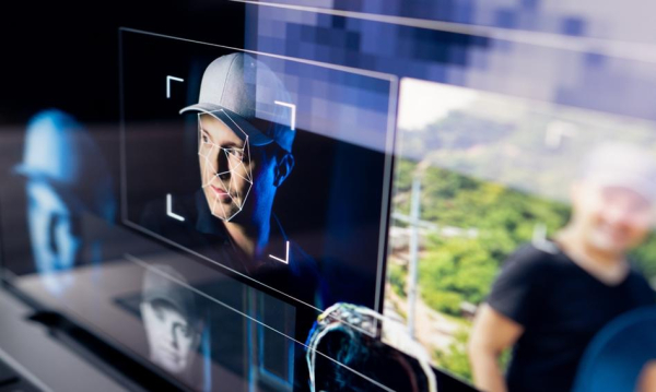 Deepfake czy klasyczna manipulacja? Jak sztuczna inteligencja wspiera naciągaczy [PODCAST]