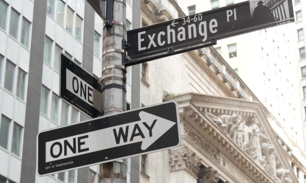 Osłabienie napięć pomaga indeksom wrócić blisko maksimów. Przyszłość nieznana.