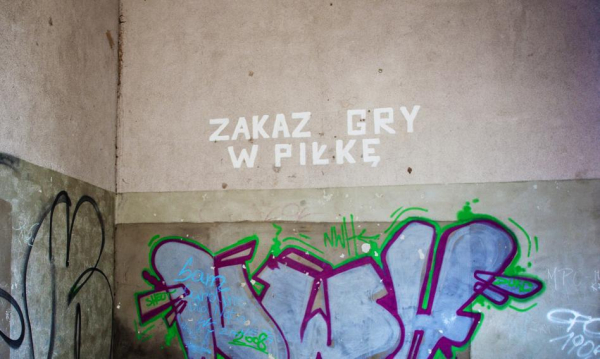 Dzieciaki kopały futbolówkę, a kościół słono zapłaci. Spór o spokój wart krocie.