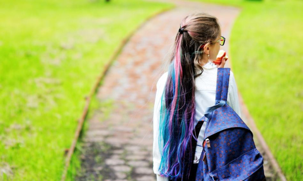 Kolorowe włosy w szkole dozwolone? MEN planuje zmiany w regulaminach.