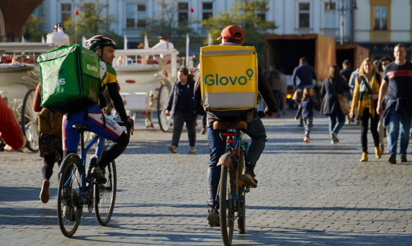 Kurierzy z Glovo i Wolta na etacie? Polska musi wdrożyć rewolucyjne zmiany