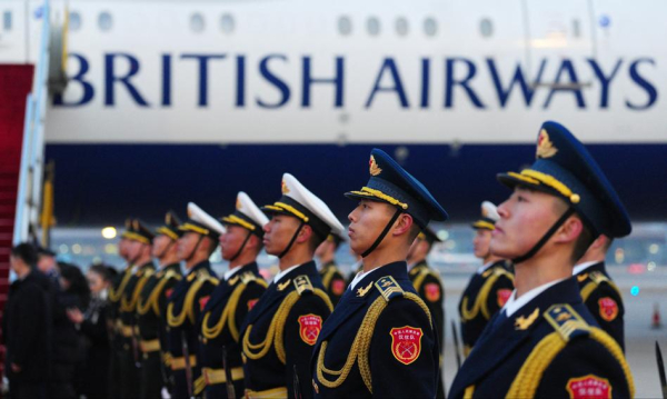 Londyn chroni tajemnice przed Pekinem. Delegacja Starmera z jednorazowym sprzętem