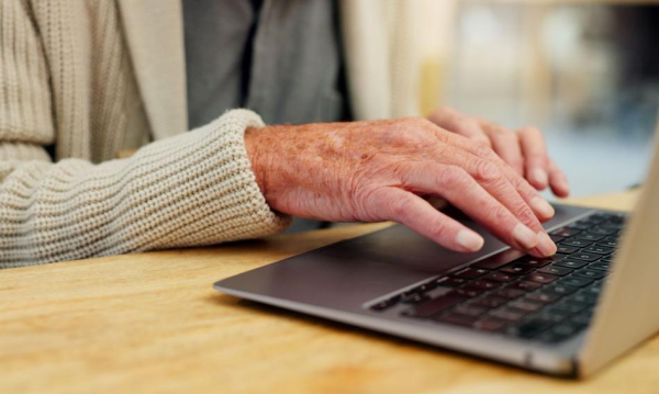 Oszustwo „na wnuka” traci popularność, lecz deepfake pozostaje problemem. Jaką wiedzę mają osoby starsze?