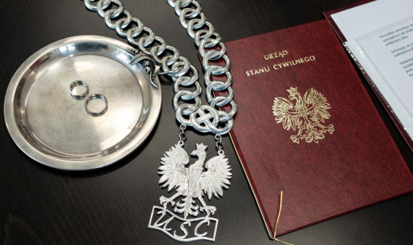 Polska powinna zalegalizować związki partnerskie osób tej samej płci. Resort Cyfryzacji koryguje akty.