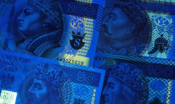 Polska odnotowuje progres w zwalczaniu procederu prania pieniędzy. Aktualny raport Moneyval.