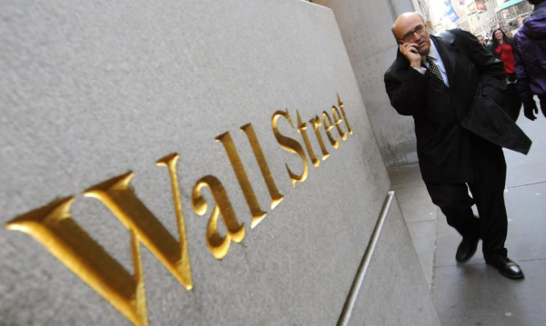 Czy Wall Street traci blask? Złoto i zagraniczne parkiety wabią inwestorów bardziej niż amerykańskie akcje.