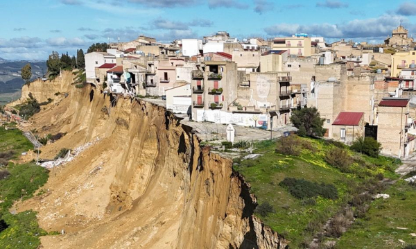 Włoskie miasteczko dosłownie osuwa się w przepaść. Dramat na Sycylii