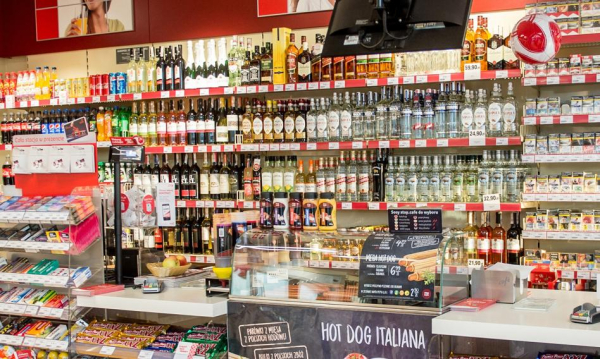 Zero alkoholu na stacjach benzynowych i &amp;quot;koniec z 12+12&amp;quot;. Radykalny projekt Lewicy