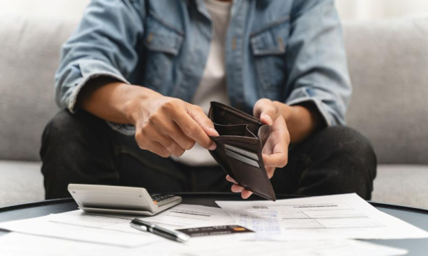 Uwolnienie funduszy z blokady komorniczej – jakie spoczywają powinności na banku?