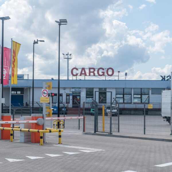 Polskie porty lotnicze a postęp w branży lotniczej: liderzy.