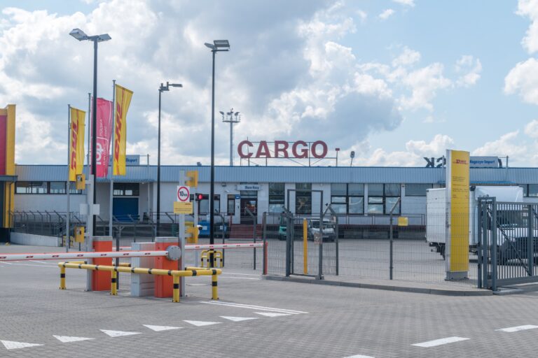 Polskie porty lotnicze a postęp w branży lotniczej: liderzy.