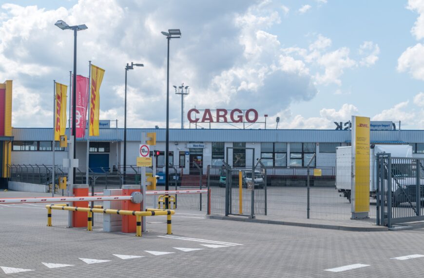 Polskie porty lotnicze a postęp w branży lotniczej: liderzy.