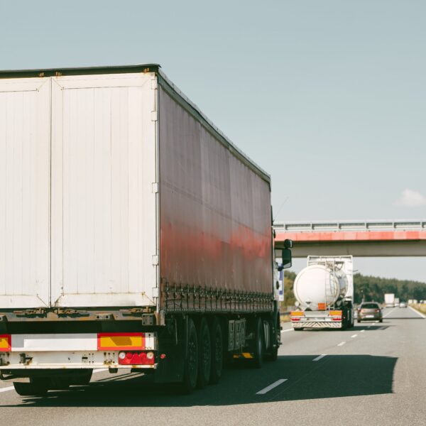 Kłopoty w przewozach lądowych. Brakuje polskich pracowników.