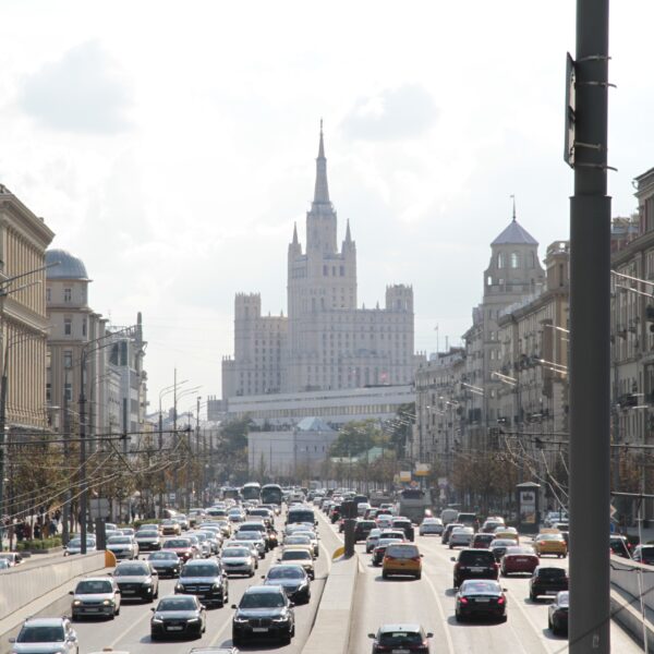 Zachodnie pojazdy pod sankcjami trafiają do Rosji przez Chiny.