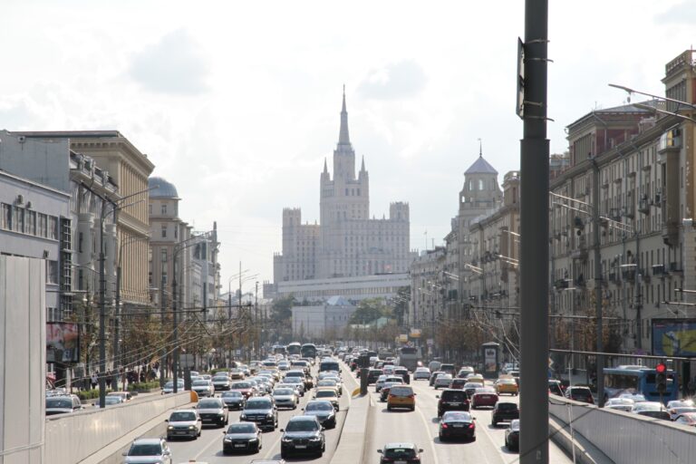 Zachodnie pojazdy pod sankcjami trafiają do Rosji przez Chiny.