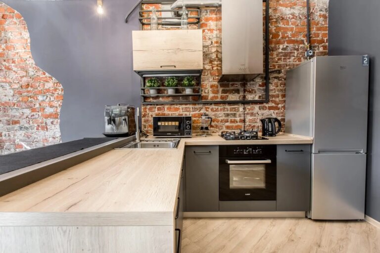 Jak optycznie powiększyć kuchnię: trik projektowy, o którym często się milczy