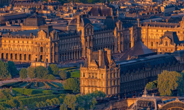 Macron przyjmuje dymisję szefowej Luwru. Efekt rabunku wartego 88 mln euro