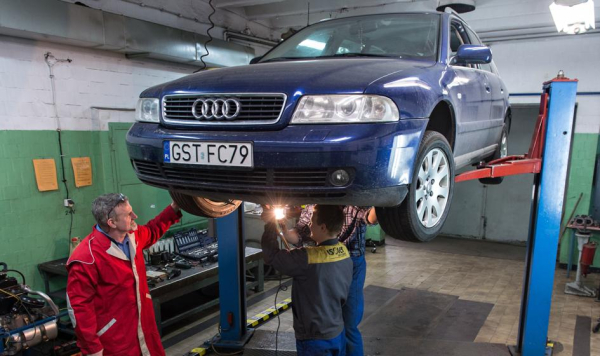 Ministerstwo Edukacji łagodniej traktuje absencje. Specjalista krytykuje szkoły branżowe.