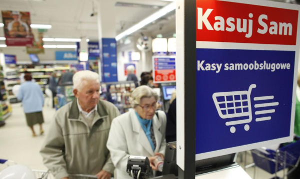 Samoobsługowe kasy miały być szybsze, a windują rachunki. Przez nie płacimy więcej.