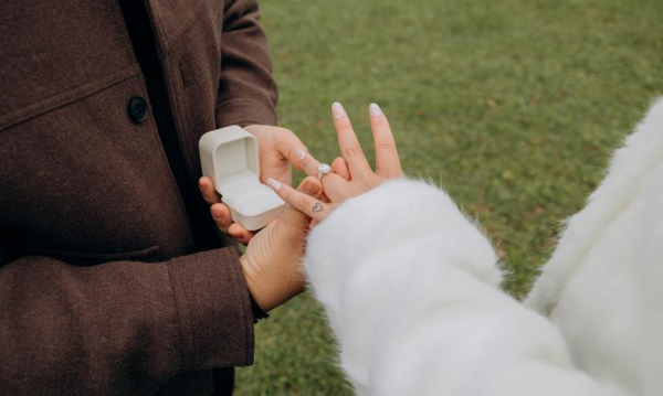 Od zastawu do splendoru. Gdzie Polacy szukają pierścionków na zaręczyny.