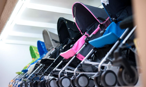 Zrywają się mocowania, wózki dziecięce wywracają. UOKiK publikuje raport z&hellip;