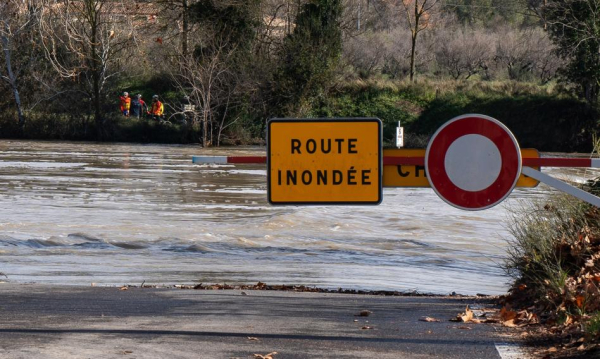Francja sparaliżowana powodziami. Ewakuacja tysięcy osób zagrożonych zalaniem.