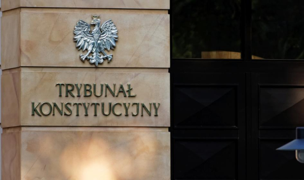 Sąd rozpatruje „świadczenie” sędziego pozywającego Trybunał Konstytucyjny. Po nominacji nie wykonywał obowiązków.