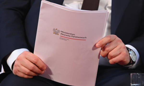 Sasin ostrzega przed „sprywatyzowaniem 10 firm”. Ministerstwo Aktywów Państwowych ripostuje:…