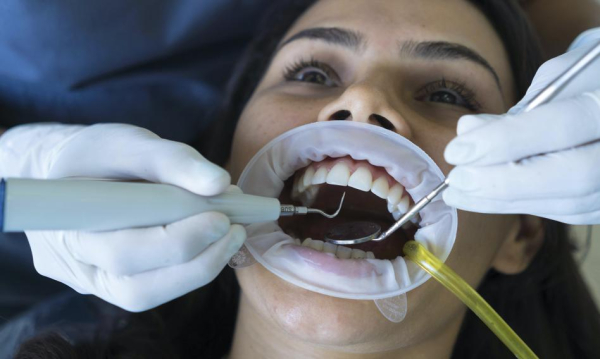 Dentystyczne koszty zwalają z nóg. Oto ile zapłacisz za opiekę stomatologiczną w…