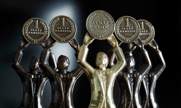 Bankowa Elita. Standardowo oceniamy jakość obsługi i ofert. Kto wygrywa?