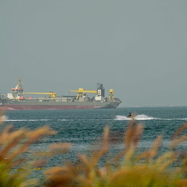 Konflikt USA-Iran blokuje Cieśninę Ormuz. Statki wstrzymane, skok cen ropy.