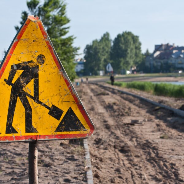 Odwołania do KIO paraliżują drogowe i kolejowe postępowania w Polsce.