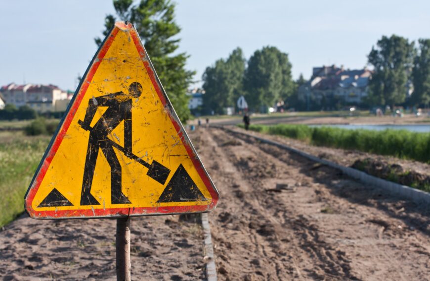 Odwołania do KIO paraliżują drogowe i kolejowe postępowania w Polsce.