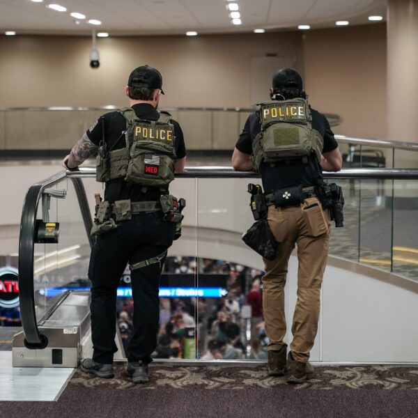 NEWS FIN 36 Amerykańskie lotniska w chaosie. Trump wznawia płatności dla TSA, jednak…