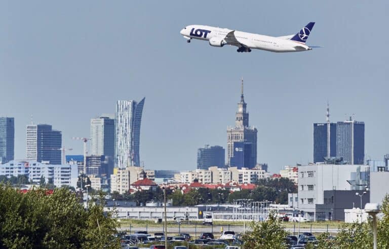 Arabska odbudowa lotnictwa postępuje, pomimo konfliktu w Zatoce.